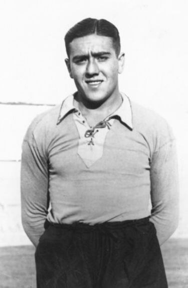 Fue portero del Real Madrid durante las temporadas 1929-30 y 1930-31, y con el Valencia de 1931 a 1935.