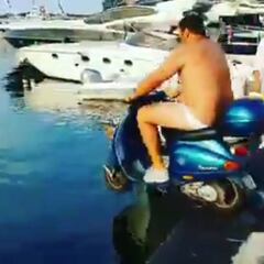 La penúltima de Balotelli: paga 2.000€ a un camarero por tirarse en moto al agua