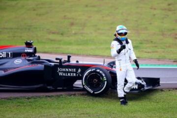 Nuevo abandono por problemas mecánicos en el Mclaren-Honda en Brasil, imágen que se repetiría en muchas ocasiones a lo largo de 2015.