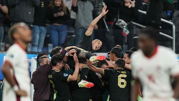 INGLEWOOD, CALIFORNIA - MARCH 20: Roberto Alvarado (C) #22 of Mexico jumps to celebrate with his teammates after a goal by Raul Jimenez against Canada during the second half of a CONCACAF Nations League semifinal match at SoFi Stadium on March 20, 2025 in Inglewood, California.   Michael Owens/Getty Images/AFP (Photo by Michael Owens / GETTY IMAGES NORTH AMERICA / Getty Images via AFP)