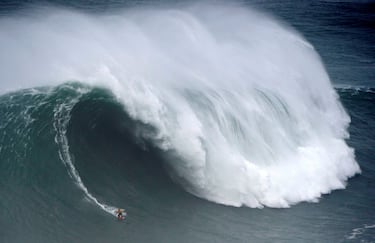 El vasco Axier Muniain va sobre su tabla el Mundial Tow Surfing Challenge Nazaré (Portugal), donde las olas gigantes alcanzan hasta más de 25 metros. El de Zarauz entró en la competición como sustituto de Ross Clarke Jones. Hubo un momento delicado cuando el local Alex Botelho sufrió un accidente y tuvo que ser llevado al hospital.