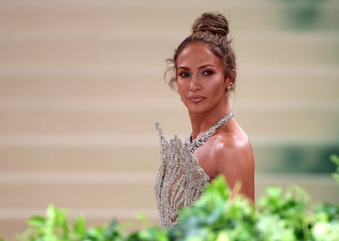 La cantante y acatriz, Jennifer Lopez, posa con un vestido de Schiaparelli Haute Couture.