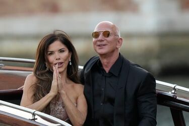 Lauren Sánchez Bezos, a la izquierda, y Jeff Bezos salen del hotel Aman durante la celebración de su boda en Venecia, Italia.