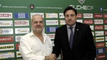 ÉXITO DE DONACIONES DE SANGRE. El Centro de Transfusiones de sangre estará el viernes por la tarde y el sábado por la mañana en el Martínez Valero. Los donantes recibirán una invitación para el Elche-Levante. Su jefe de servicio, Luis Hernández, afirmó que “el Elche es el equipo que más donaciones recoge de toda la Comunidad Valenciana”. La media es de 500 bolsas por campaña.