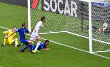 Lanzamiento de falta Éder. Para de Gea pero el balón queda muerto en el área pequeña. Chiellini remata con la oposición de Piqué y marca el 1-0.