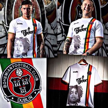 Presentación de la segunda equipación del club irlandés, Bohemian FC, en la que se puede ver la imagen del cantante de reggae jamaicano Bob Marley. 