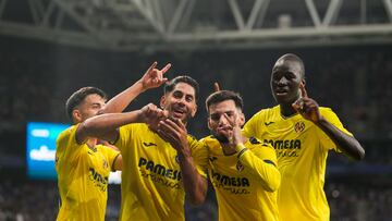 CORNELLÁ (BARCELONA), 26/09/2024.- El delantero del Villarreal Ayozé Pérez (2-i) celebra con sus compañeros tras marcar el segundo gol ante el Espanyol, durante el partido de la séptima jornada de LaLiga que RCD Espanyol y Villarreal CF disputan este jueves en el RCDE Stadium de Cornellá, en Barcelona. EFE/Alejandro García