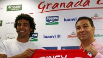<b>PUESTA DE LARGO. </b>Iriney fue presentado ayer como nuevo jugador del Granada.