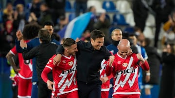 Vitoria (Spain), 29/03/2025.- Rayo Vallecano's head coach Inigo Perez (c) celebrates with players after winning Alaves during LaLiga soccer match between Alaves and Rayo Vallecano at Mendizorroza Stadium in Vitoria, Basque Country, Spain, 29 March 2025. (España) EFE/EPA/ADRIAN RUIZ HIERRO