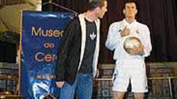 <B>ZIDANE YA TIENE SU CLON.</B> El jugador del R. Madrid observa perplejo su figura de cera.