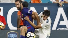 Arda disputa un bal&oacute;n con Jes&uacute;s Vallejo durante el &uacute;ltimo cl&aacute;sico en Miami.