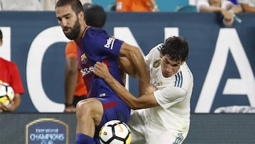 Arda disputa un bal&oacute;n con Jes&uacute;s Vallejo durante el &uacute;ltimo cl&aacute;sico en Miami.