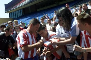 Simeone jugó las campañas 1994-95, 95-96 y 96-97 y se marchó al Inter. En Italia también dejó un gran recuerdo como futbolista e hizo gran carrera. Pero tras unos años allí regresó al Atlético, donde jugó dos campañas: 2003-04 y 2004-05. El club madrileño había descendido a Segunda División y luchaba por olvidar aquello. La participación del Cholo entonces ya no fue tan decisiva como en sus tres primeros años. En la 2003-04 jugó 28 partidos ligueros y cuatro de Copa. Marcó dos goles en el torneo liguero. En la siguiente jugó ocho de LaLiga, uno de Copa y seis de Europa. Marcó un gol en el torneo europeo. En total, el Cholo jugó 172 partidos con la camiseta del Atlético y marcó 30 goles.