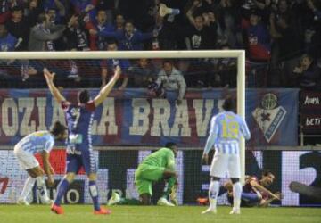 1-0. Arruabarrena marcó el único tanto del encuentro.