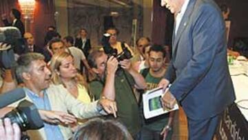 <b>A LAS URNAS. </b>Lorenzo Sanz se presentó ayer como precandidato a la presidencia del Real Madrid.