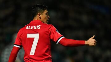Man Utd: Beckham backs Alexis for success after "amazing" move