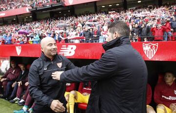 Sampaoli y Simeone se saludan en un partido entre el Atlético de Madrid y el Sevilla