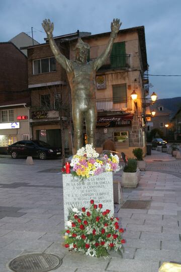 Estatua de Paquito Fernndez Ochoa, en Cercedilla.