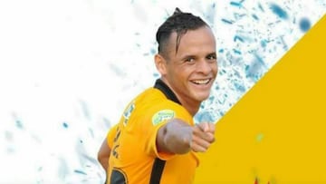 Gustavo Páez celebra un gol con Kaizer Chiefs.