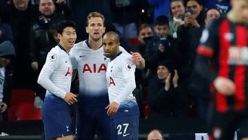 Lucas Moura, Harry Kane y Son celebrando un gol del Tottenham ante Bournemouth por la fecha 19 de la Premier League en Wembley