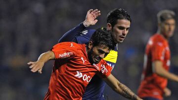 Erviti pelea una pelota con Fernando Gago en el Boca - Independiente del pasado s&aacute;bado.