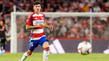 El derbi andaluz Granada-Málaga deja tres integrantes en este once. El primero de ellos es un Neva, que enganchó un perfecto voleón en el segundo palo para abrir el marcador. El defensa mandó callar a su afición por el ambiente de crispación que vive Los Cármenes, aunque acabó pidiendo perdón.