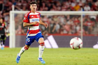 El derbi andaluz Granada-Málaga deja tres integrantes en este once. El primero de ellos es un Neva, que enganchó un perfecto voleón en el segundo palo para abrir el marcador. El defensa mandó callar a su afición por el ambiente de crispación que vive Los Cármenes, aunque acabó pidiendo perdón.