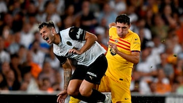 Soccer Football - LaLiga - Valencia v FC Barcelona - Estadio de Mestalla, Valencia, Spain - August 17, 2024 FC Barcelona's Andreas Christensen in action with Valencia's Hugo Duro REUTERS/Pablo Morano