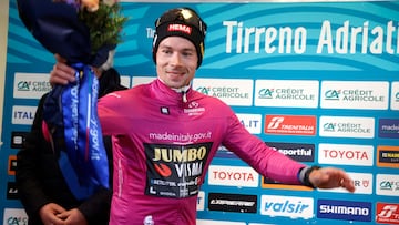 Sarnano-sassotetto (Italy), 10/03/2023.- Primoz Roglic of the team Jumbo - Visma on the podium wearing the points classifaction leader's cyclamen jersey after the 5th stage of the Tirreno Adriatico cycling race, from Morro d'Oro to Sarnano-Sassotetto km 168 of the 58th edition of Tirreno Adriatico, Sarnano-Sassotetto, Italy, 10 March 2023. (Ciclismo, Italia) EFE/EPA/ROBERTO BETTINI