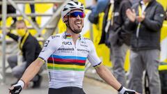 El ciclista franc&eacute;s Julian Alaphilippe celebra su victoria en la primera etapa del Tour de Francia 2021 en Landerneau.