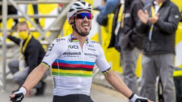 El ciclista francés Julian Alaphilippe celebra su victoria en la primera etapa del Tour de Francia 2021 en Landerneau.