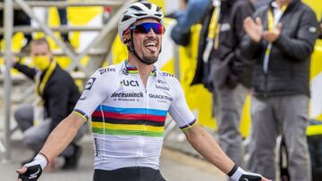 El ciclista franc&eacute;s Julian Alaphilippe celebra su victoria en la primera etapa del Tour de Francia 2021 en Landerneau.