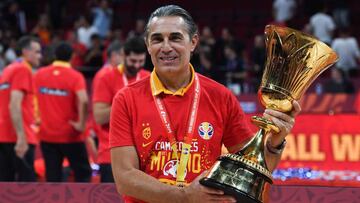 Sergio Scariolo, con la copa de campeón del mundo.