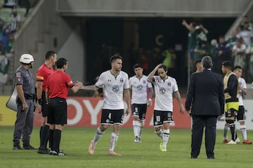 BRA67. SAO PAULO (BRASIL), 03/10/2018.- Jugadores de Colo Colo salen del campo hoy, miércoles 3 de octubre de 2018, al final de un partido de cuartos de final entre Palmeiras y Colo Colo de la Copa Libertadores, en el estadio Allianz Parque de la ciudad de Sao Paulo (Brasil). EFE/Sebastião Moreira