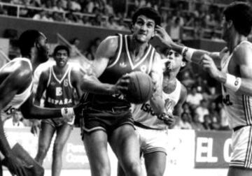 Con la selección española consiguió la medalla de plata olímpica en Baloncesto en los Juegos Olímpicos de Los Ángeles 1984. Participó también en los Juegos Olímpicos de Moscú 1980 y en tres Mundobasket y cuatro Eurobasket.