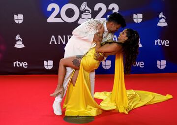 AleMor y su marido  Wizzmer posando en la alfombra roja de los  Grammy Latino.