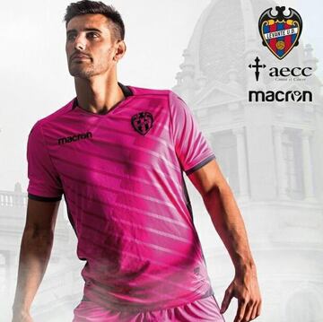 Es el tercer jersey del 2017-2018.
El detalle que mata es el llamativo color rosa. 