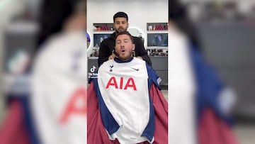 El ex-jugador del Chelsea se sorprende al ver la bata con la camiseta del Tottenham y se la quita de inmediato.