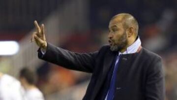 El entrenador del Valencia, el portugués Nuno Espírito Santo, durante el partido de octavos de final de la Copa del Rey que Valencia y Espanyol están disputando esta noche en el estadio de Mestalla.