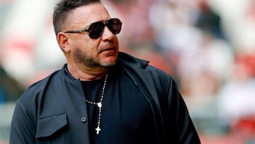 MEX5769. CIUDAD DE MÉXICO (MÉXICO), 28/02/2026.- El entrenador de Toluca, Antonio Mohamed, reacciona este sábado previo a un partido de la Liga MX entre Toluca y Guadalajara en el estadio Nemesio Diez, en Toluca (México). EFE/ Felipe Gutiérrez