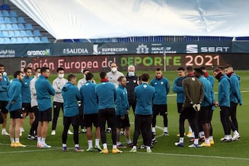 Los jugadores del Athletic, durante su entrenamiento en La Rosaleda.
