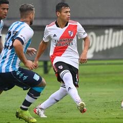 Oswaldo Valencia firma su primer contrato con River Plate
