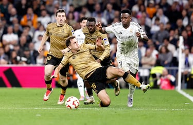 Cuando la segunda parte de la prórroga llevaba pocos minutos de juego el centrocampista de la Real Sociedad nacido en San Sebastián, Jon Ander Olasagasti, realizó una entrada sobre el brasileño muy polémica. Alberola Rojas no lo consideró motivo de expulsión.