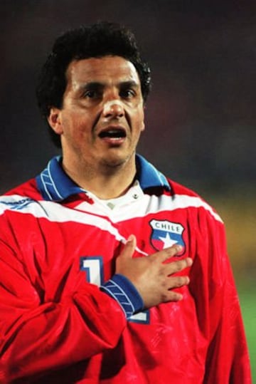 El volante Víctor Hugo Castañeda debutó con 34 años y 0 días, el 06-07-1996 ante Ecuador 4-1 por Eliminatorias de Copa del Mundo.