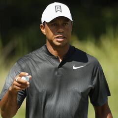 Trump halaga a Tiger Woods, quien lo defendió de críticas