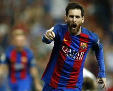 Messi marca en el 92 y el Barcelona ganó 2-3 en el Bernabéu. El argentino celebró el gol dedicando su camiseta a la afición merengue.