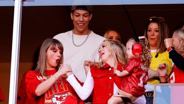 KANSAS CITY, MISSOURI - OCTOBER 22: Taylor Swift and Brittany Mahomes celebrate a touchdown during the second quarter of the game between the Kansas City Chiefs and the Los Angeles Chargers at GEHA Field at Arrowhead Stadium on October 22, 2023 in Kansas City, Missouri. David Eulitt/Getty Images/AFP (Photo by David Eulitt / GETTY IMAGES NORTH AMERICA / Getty Images via AFP)