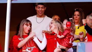 KANSAS CITY, MISSOURI - OCTOBER 22: Taylor Swift and Brittany Mahomes celebrate a touchdown during the second quarter of the game between the Kansas City Chiefs and the Los Angeles Chargers at GEHA Field at Arrowhead Stadium on October 22, 2023 in Kansas City, Missouri.   David Eulitt/Getty Images/AFP (Photo by David Eulitt / GETTY IMAGES NORTH AMERICA / Getty Images via AFP)