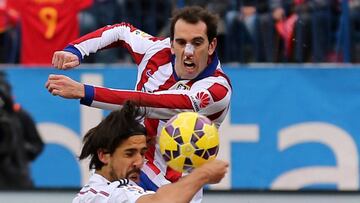 Godín, ya con la nariz rota, en el derbi de febrero de 2015.