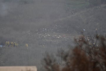 Bomberos en el lugar del accidente aéreo en Calabasas.